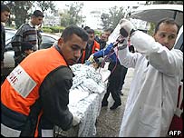 Zraněný Palestinec je odvážen do nemocnice