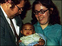 Một cặp vợ chồng Hoa Kỳ với em bé Việt Nam sang Mỹ theo Operation Babylift họ nhận làm con nuôi