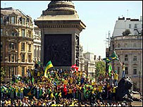 Brasileiros comemoram final da Copa de 2002 em Trafalgar Square