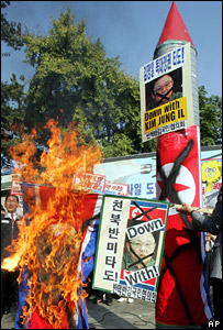 Người Nam Hàn biểu tình phản đối, đốt cờ Bắc Hàn