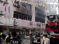 ہوٹل میں آگ بجھانے کی کوشش کی جا رہی ہے