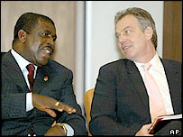 टोनी ब्लेयर के साथ कैमरून के प्रधानमंत्री