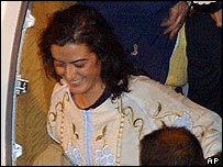 سيمونا پاری هنگام ورود به فرودگاه رم