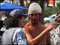 Morador de rua conversa com policial em São Paulo