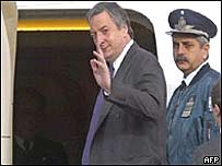 O presidente da Argentina, Néstor Kirchner, embarcando para os Estados Unidos