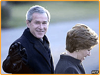 جارج بش اپنی اہلیہ لورا بش کے ساتھ برسلز پہنچنے پر