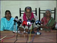 طارق فاروق پریس کانفرنس سے خطاب کرتے ہوئے