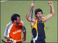 नीली जर्सी में मैथ्यू वेल्स