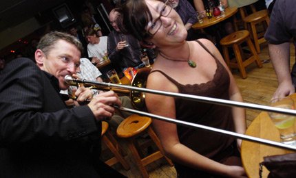 Les Swinging Lovers at Sandinos.