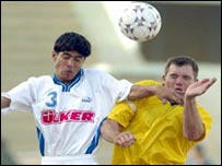 Iraquiano e americano disputam lance em partida amistosa em Bagdá