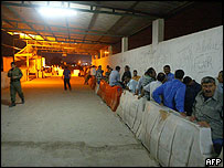 Trabalhadores palestinos fazem fila para tentar cruzar fronteira