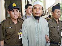 Endonezyalı medrese öğretmeni Ebu Rusdan mahkemeye götürülüyor