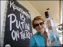 Một chủ nhà hàng chụp ảnh trước cửa hàng của mình