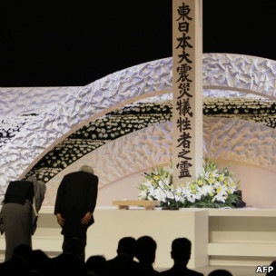 日本天皇和皇后在纪念仪式上向死难者灵牌鞠躬