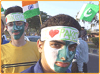 پاکستان دورے کے دوران پاکستانی کرکٹ شائقین بھارت کا پرچم لیے ہوئے