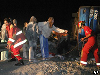 Bombeiros peruanos ajudam vítimas 
