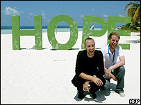 Кріс Мартін і Джонні Бакленд на пляжі в Канкуні