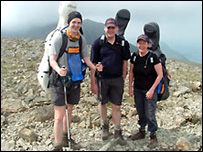 3名大提琴手在山顶为慈善筹款