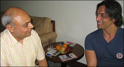 शोएब अख़्तर के साथ संजीव श्रीवास्तव