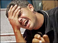 Yakınını kaybeden bir Iraklı ağlıyor