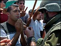 Palestinos e soldado israelenses