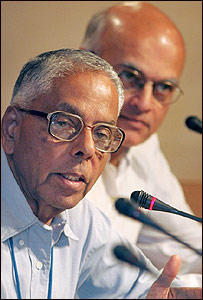 National Security Advisor MK Narayanan (L) and Foreign Secretary Shiv Shankar Menon were said to be members of the high level panel
