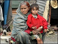 Depremzede bir kadın ve bir çocuk