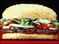 Багато людей набувають зайву вагу, споживаючи "швидку їжу"