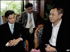 Abhisit và Newin