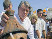 Віктор Ющенко на Сорочинському ярмарку. Фото Укрінформ