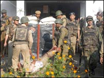 हमले के बाद शिविर से बाहर निकाले जाते शव