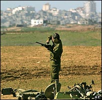 Izraelský voják na hranicích Gazy