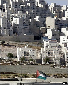 آبادی یهودی نشین هارهوما و پرچم فلسطینیان که در نزدیکی این آبادی در بیت لحم افراشته شده