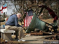 مردی نشسته بر کناره زنگ يک کليسا در ساحل می سی سی پی