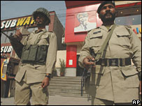 پليس پاکستان در حال گشت زنی در برابر رستوران مرغ سوخاری کنتاکی