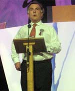 Gwynn ap Gwilym, Cadeirydd y Pwyllgor Gwaith yn annerch bnawn Sadwrn.