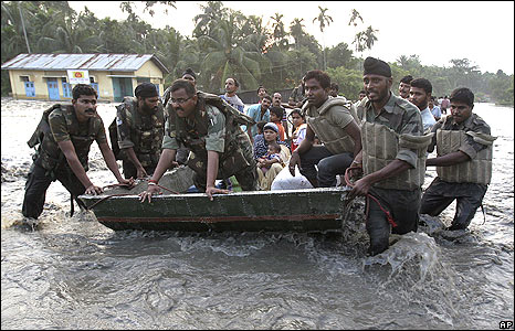 Lính Ấn Độ cứu trợ các nạn nhân lũ lụt