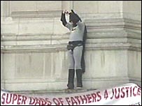 Aktivista na římse Buckinghamského paláce