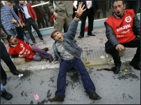 İstanbul'daki 1 Mayıs eyleminde yaralanan bir gösterici