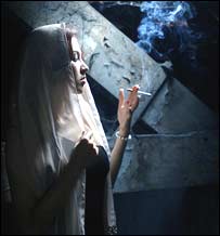 يوه ښځه چې شگرټ څښوي