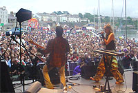 Elin Fflur ar y llwyfan