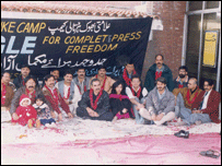 لاہور میں صحافیوں کا احتجاجی کیمپ(فائل فوٹو)