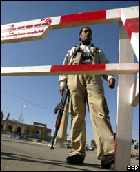 Uyanış Komitesi üyesi bir milis, kontrol noktasında bekliyor