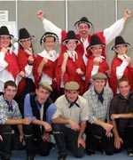 Rhai o aelodau Grwp Dawnsio Talwenog, Caerfyrddin ar &ocirc;l ennill Grwp Dawnsio Stepio. 