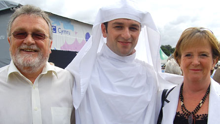 Matthew Rhys gyda'i dad a'i fam