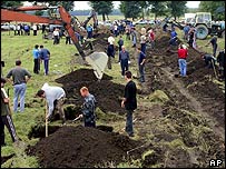 Cảnh chôn cất nạn nhân