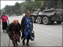 Người tị nạn Nam Ossetia tiến về biên giới với Nga