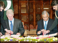  بل کلنٹن اوروزیر اعظم شوکت عزیز مفاہمت کی یاداشت پر دستخط کرتے ہوئے