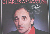 Charles Aznavour ar glawr ei record