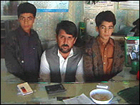 وطن واپسی: عمر اپنے دونوں بیٹوں کے ساتھ